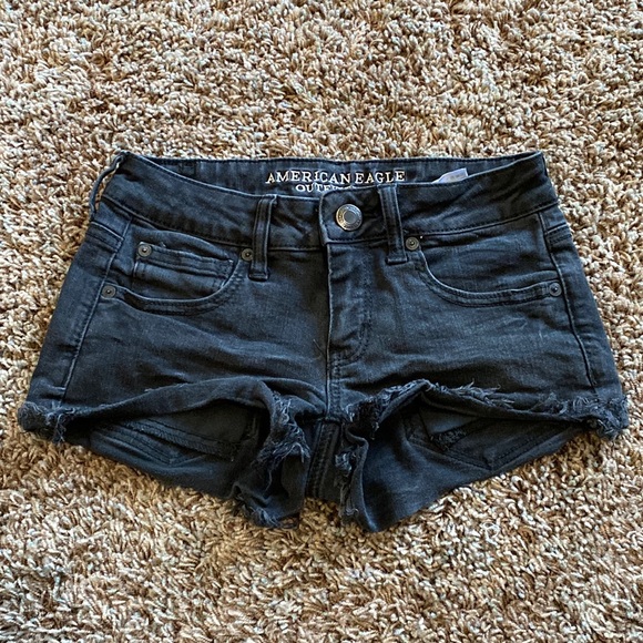 Size 2 American Eagle Super Low Shortie Black w/frayed edges - Picture 1 of 4